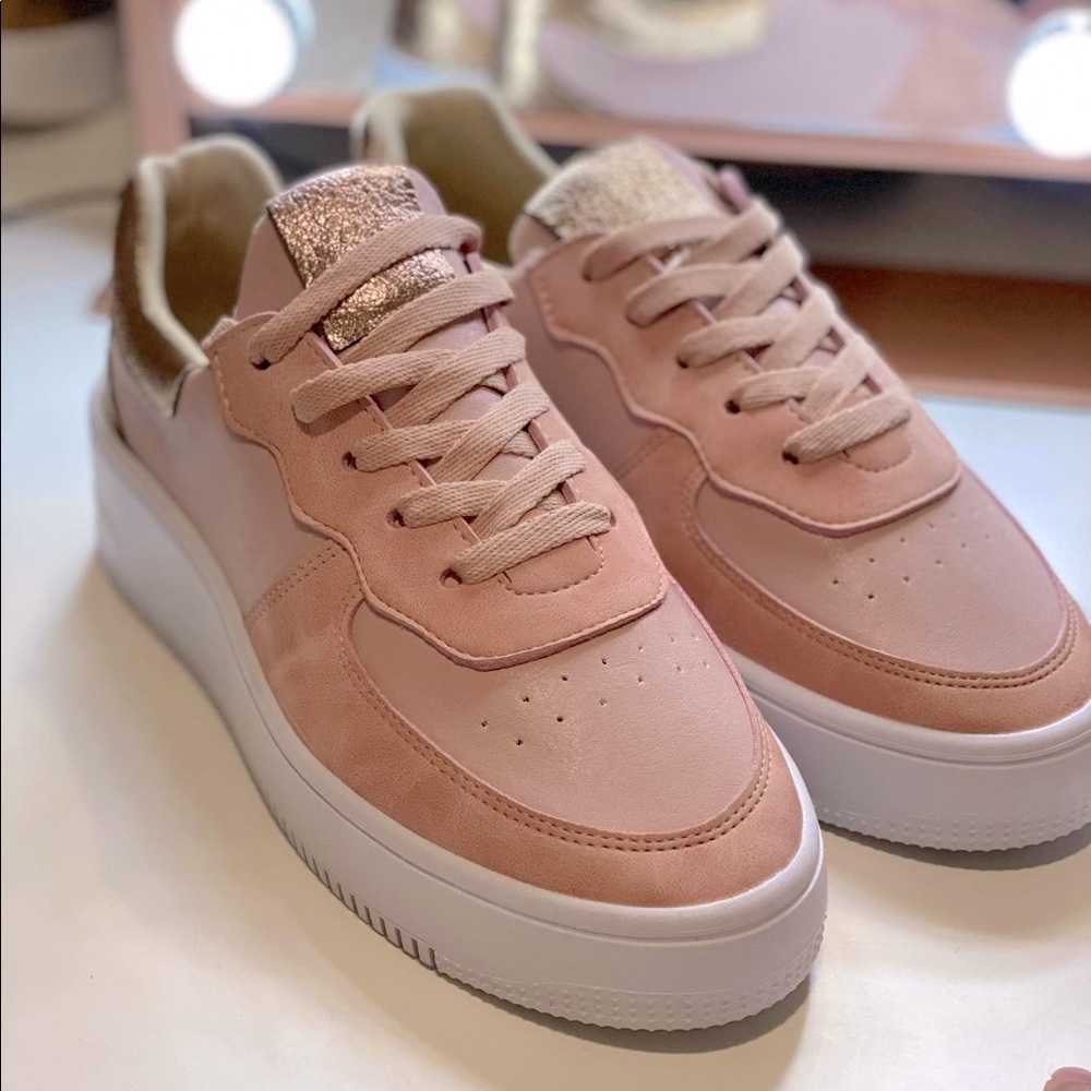 Tennis shoes
